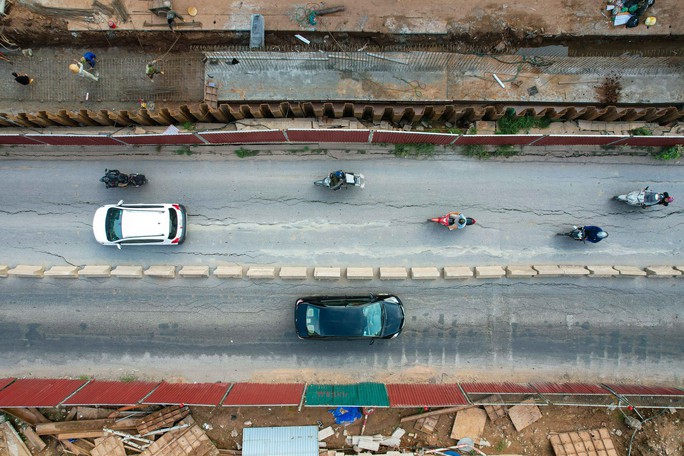 Mặt đường Âu Cơ nứt toác khi thi công dự án mở rộng đê - Ảnh 17. Mặt đường Âu Cơ nứt toác khi thi công dự án mở rộng đê - Ảnh 17.