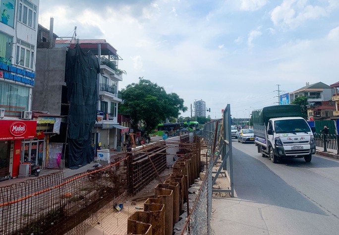 Mặt đường Âu Cơ nứt toác khi thi công dự án mở rộng đê - Ảnh 6. Mặt đường Âu Cơ nứt toác khi thi công dự án mở rộng đê - Ảnh 6.