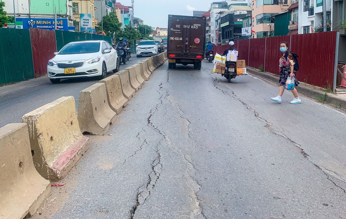 Mặt đường Âu Cơ nứt toác khi thi công dự án mở rộng đê - Ảnh 11. Mặt đường Âu Cơ nứt toác khi thi công dự án mở rộng đê - Ảnh 11.