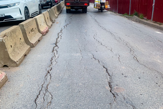 Mặt đường Âu Cơ nứt toác khi thi công dự án mở rộng đê - Ảnh 10. Mặt đường Âu Cơ nứt toác khi thi công dự án mở rộng đê - Ảnh 10.