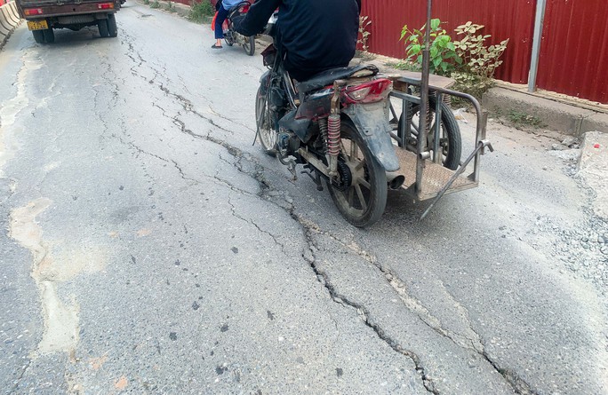 Mặt đường Âu Cơ nứt toác khi thi công dự án mở rộng đê - Ảnh 16. Mặt đường Âu Cơ nứt toác khi thi công dự án mở rộng đê - Ảnh 16.