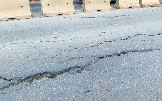 Mặt đường Âu Cơ nứt toác khi thi công dự án mở rộng đê - Ảnh 12. Mặt đường Âu Cơ nứt toác khi thi công dự án mở rộng đê - Ảnh 12.