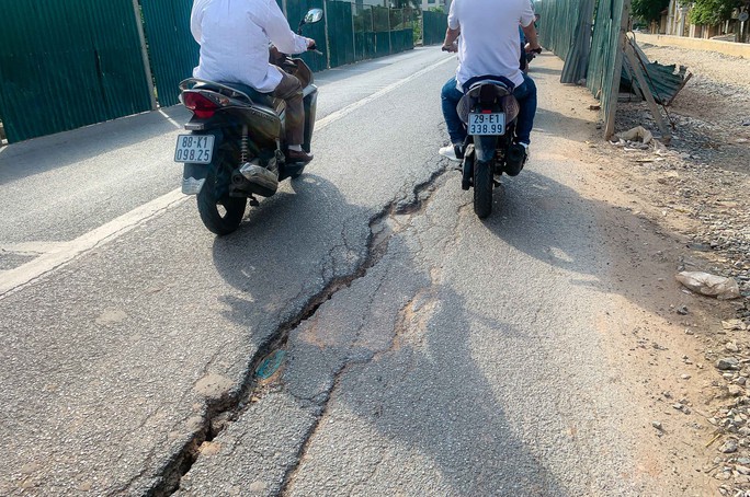 Mặt đường Âu Cơ nứt toác khi thi công dự án mở rộng đê - Ảnh 13. Mặt đường Âu Cơ nứt toác khi thi công dự án mở rộng đê - Ảnh 13.