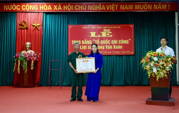 Xã Xuân Vân, tỉnh Tuyên Quang tổ chức Lễ trao Bằng Tổ quốc ghi công Liệt sĩ Hoàng Văn Xuân