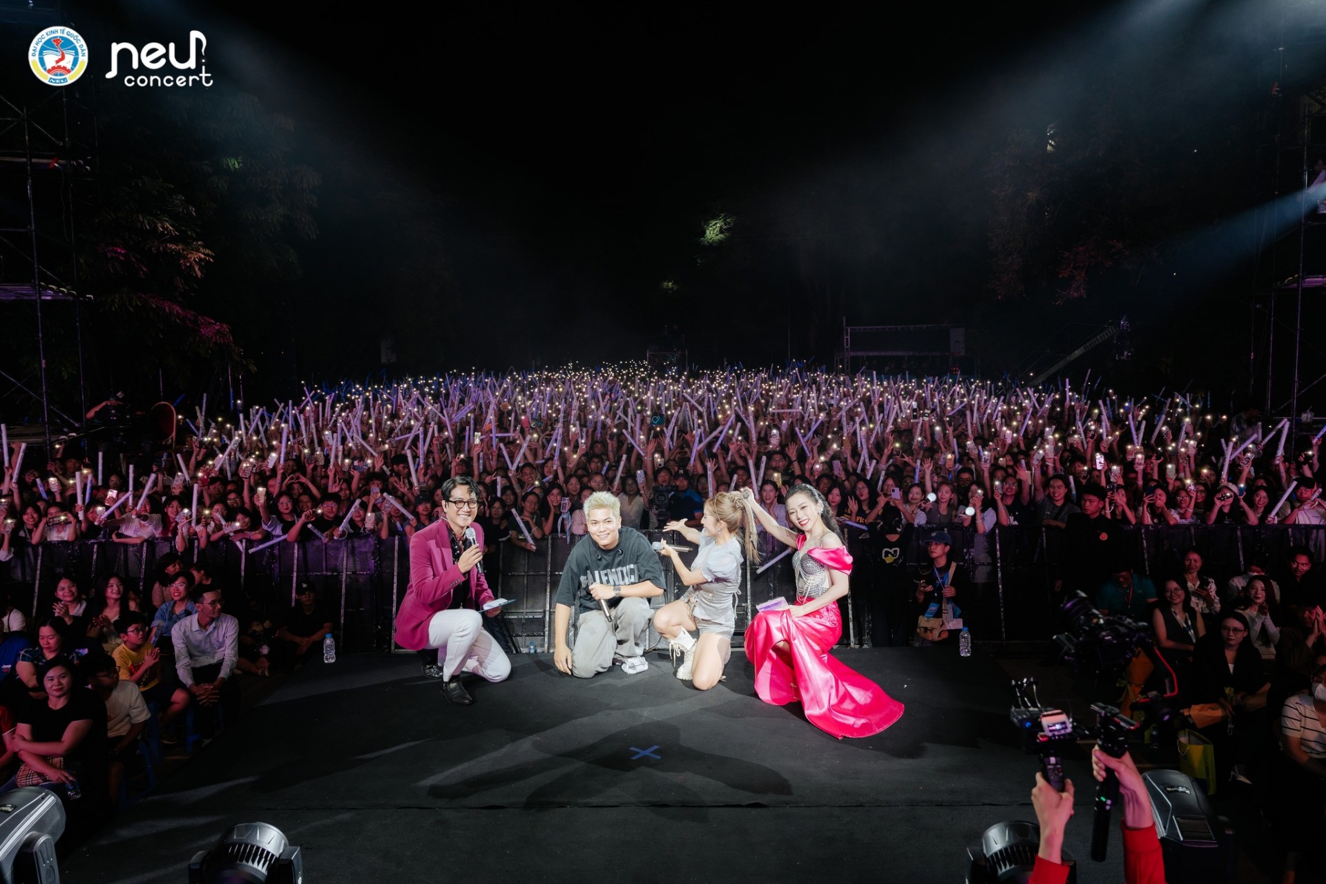 NEU Concert - Khi thanh xuân bắt đầu từ những giai điệu NEU Concert - Khi thanh xuân bắt đầu từ những giai điệu