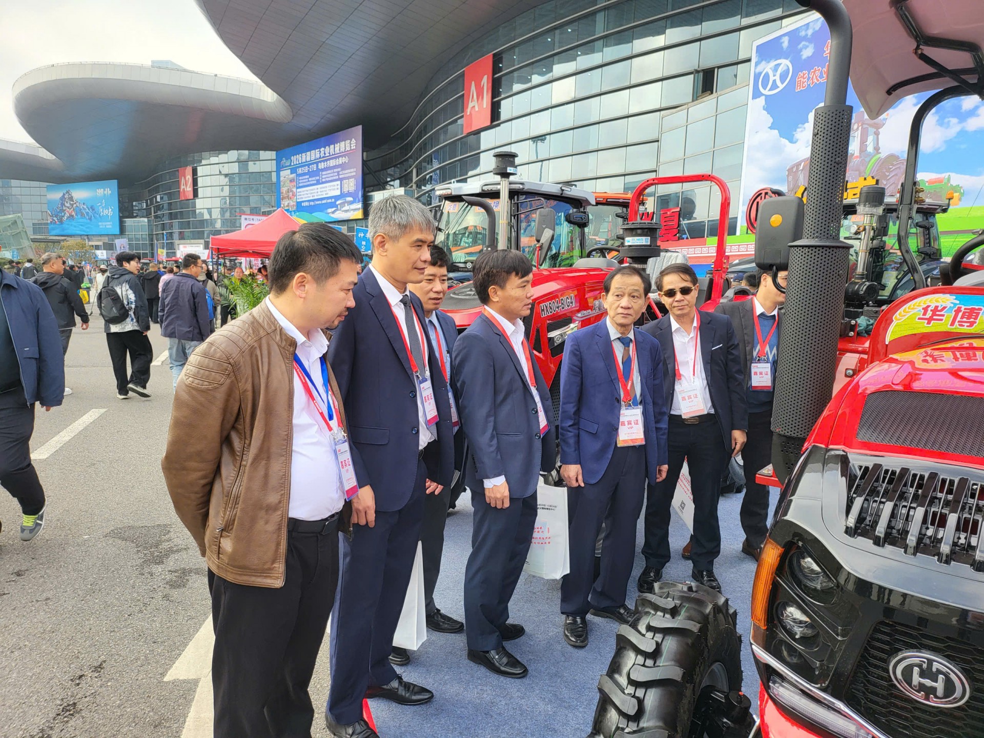 PGS.TS Phạm Anh Tuấn – Viện trưởng Viện Cơ điện Nông nghiệp và Công nghệ Sau thu hoạch cùng các chuyên gia, doanh nghiệp đoàn đại biểu Việt Nam tham quan triển lãm. PGS.TS Phạm Anh Tuấn – Viện trưởng Viện Cơ điện Nông nghiệp và Công nghệ Sau thu hoạch cùng các chuyên gia, doanh nghiệp đoàn đại biểu Việt Nam tham quan triển lãm.