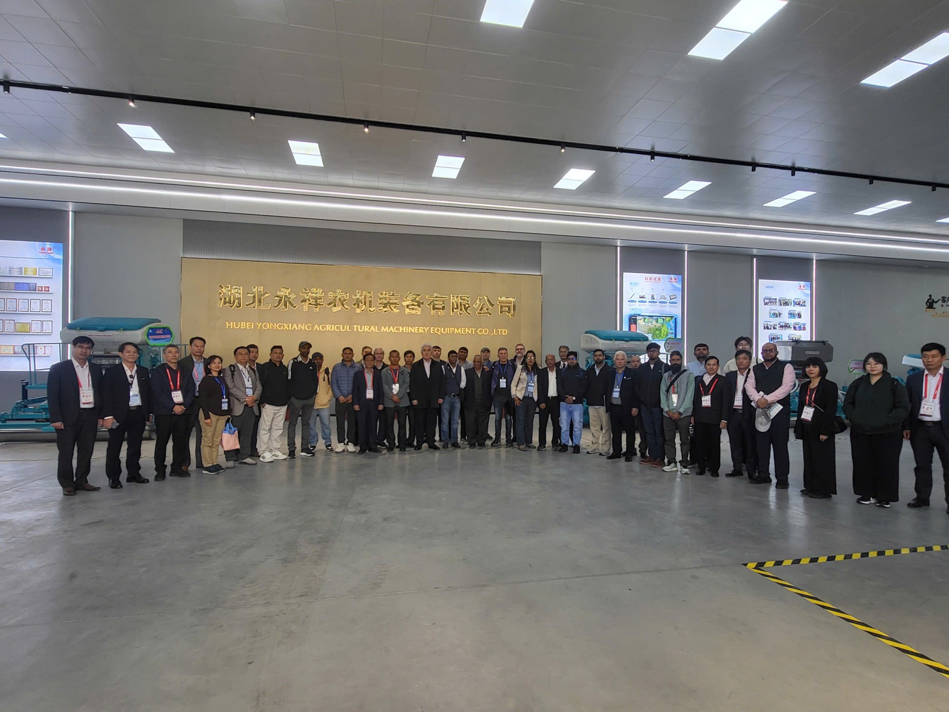 Đoàn đại biểu khách mời các nước đi tham quan doanh nghiệp Yongxing Đoàn đại biểu khách mời các nước đi tham quan doanh nghiệp Yongxing