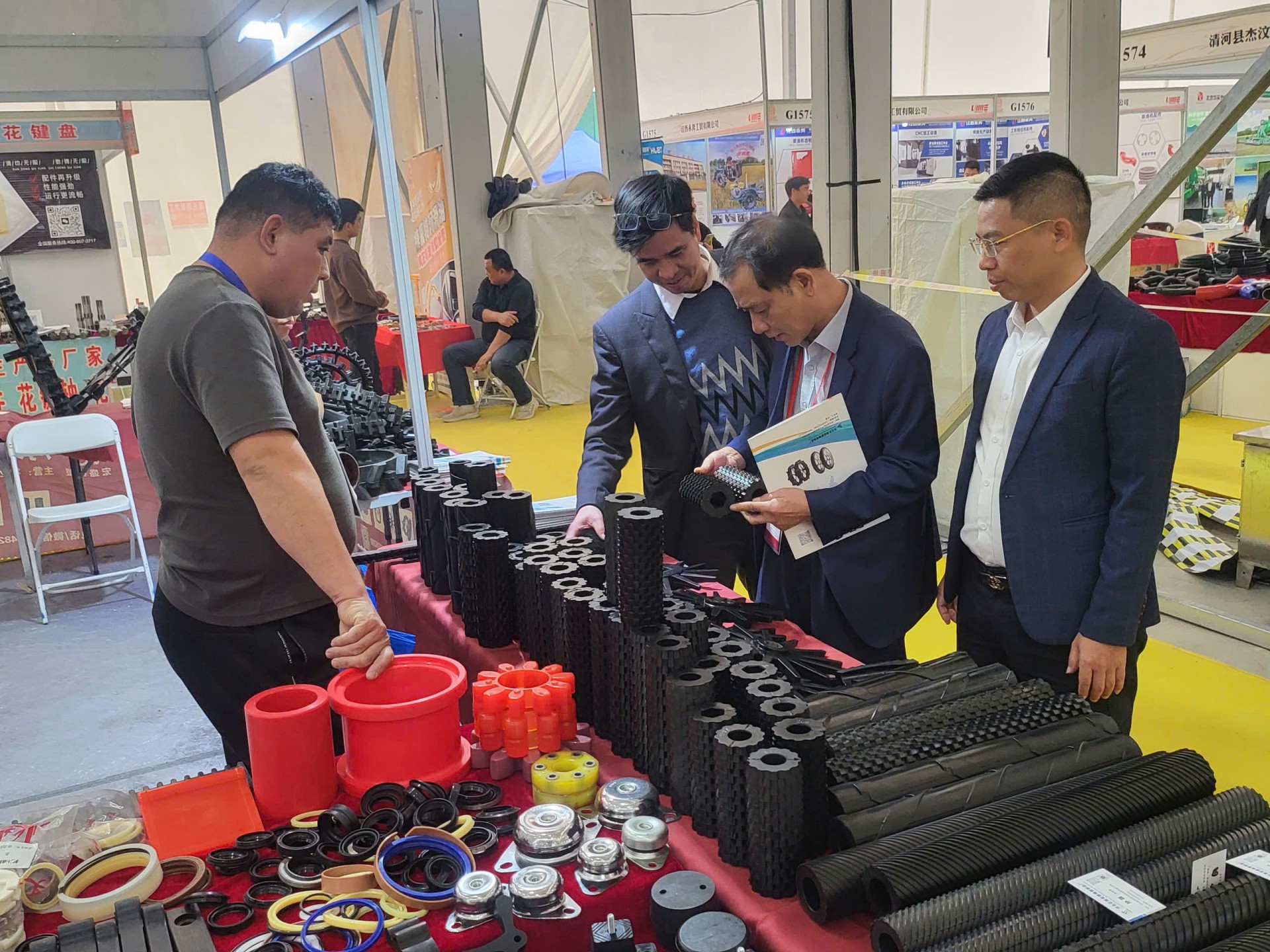 PGS.TS Phạm Anh Tuấn – Viện trưởng Viện Cơ điện Nông nghiệp và Công nghệ Sau thu hoạch và TS Lê Ngọc Ánh Tổng Biên tập Tap chí Công nghiệp Nông thôn và cùng đoàn đại biểu Việt Nam đi tham quan gian hàng triển lãm PGS.TS Phạm Anh Tuấn – Viện trưởng Viện Cơ điện Nông nghiệp và Công nghệ Sau thu hoạch và TS Lê Ngọc Ánh Tổng Biên tập Tap chí Công nghiệp Nông thôn và cùng đoàn đại biểu Việt Nam đi tham quan gian hàng triển lãm