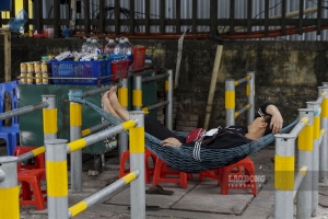 Mắc võng giữa vỉa hè bán trà đá, nhà chờ xe buýt thành nơi phơi quần áo