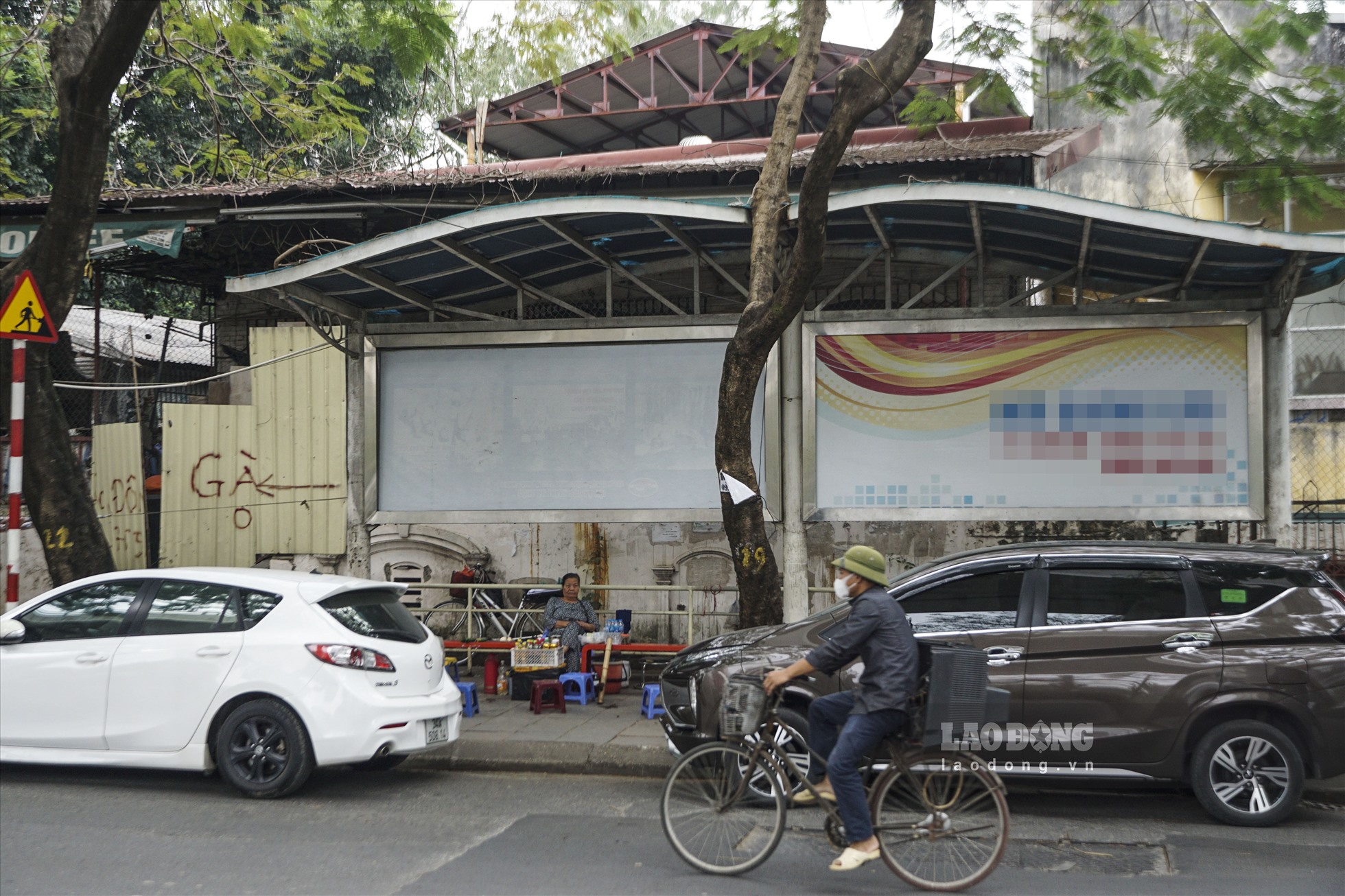 Ôtô, hàng rong chiếm dụng nhà chờ xe bus để dừng đỗ không phải là chuyện hiếm gặp.