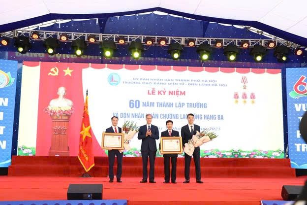 Trường Cao đẳng Điện tử - Điện lạnh Hà Nội: 60 năm vững bước, khát vọng vươn xa Trường Cao đẳng Điện tử - Điện lạnh Hà Nội: 60 năm vững bước, khát vọng vươn xa