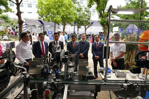 Trường Cao đẳng Điện tử - Điện lạnh Hà Nội: 60 năm vững bước, khát vọng vươn xa Trường Cao đẳng Điện tử - Điện lạnh Hà Nội: 60 năm vững bước, khát vọng vươn xa