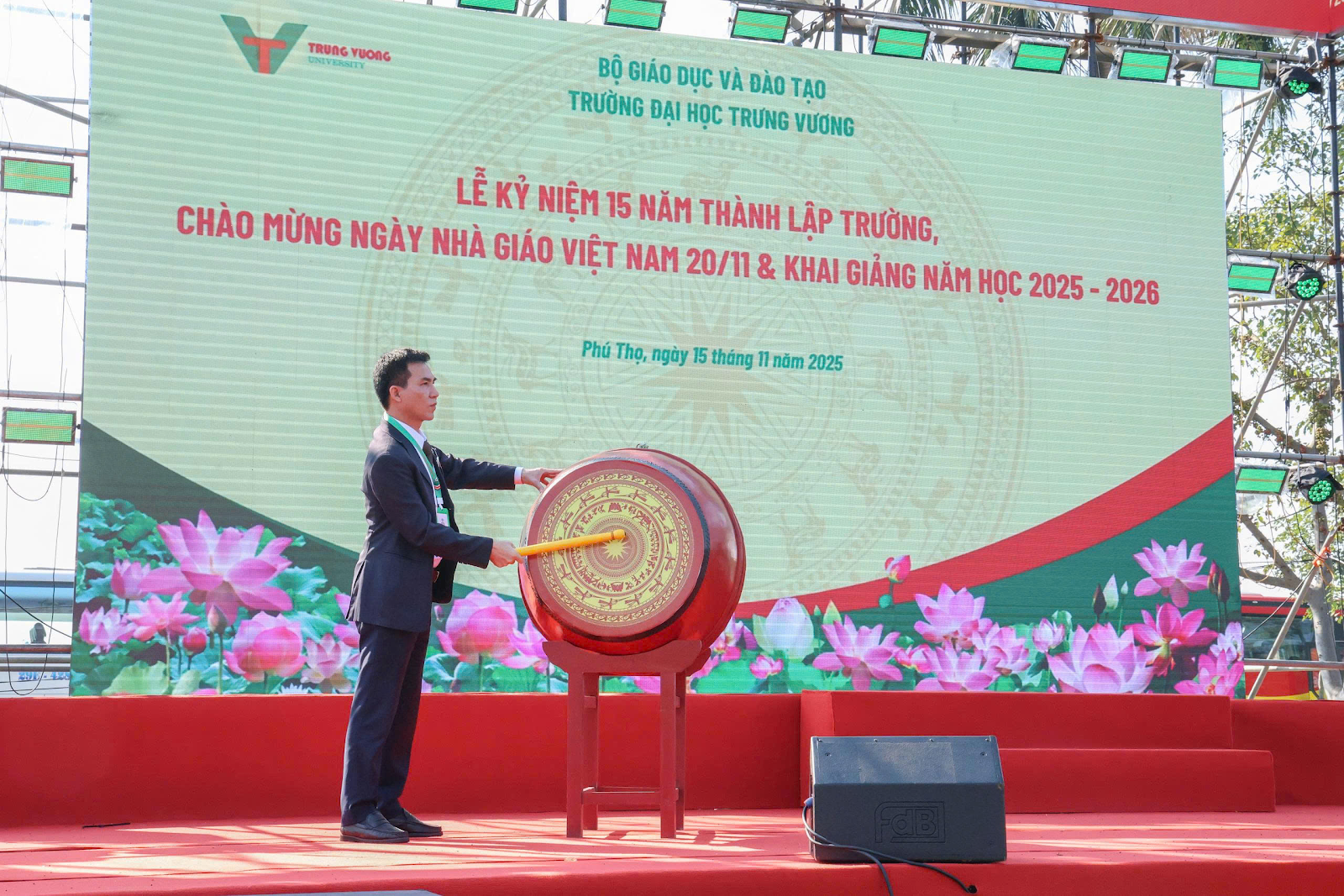 Trường Đại học Trưng Vương: 15 năm Phát triển - Đổi mới - Hội nhập Trường Đại học Trưng Vương: 15 năm Phát triển - Đổi mới - Hội nhập