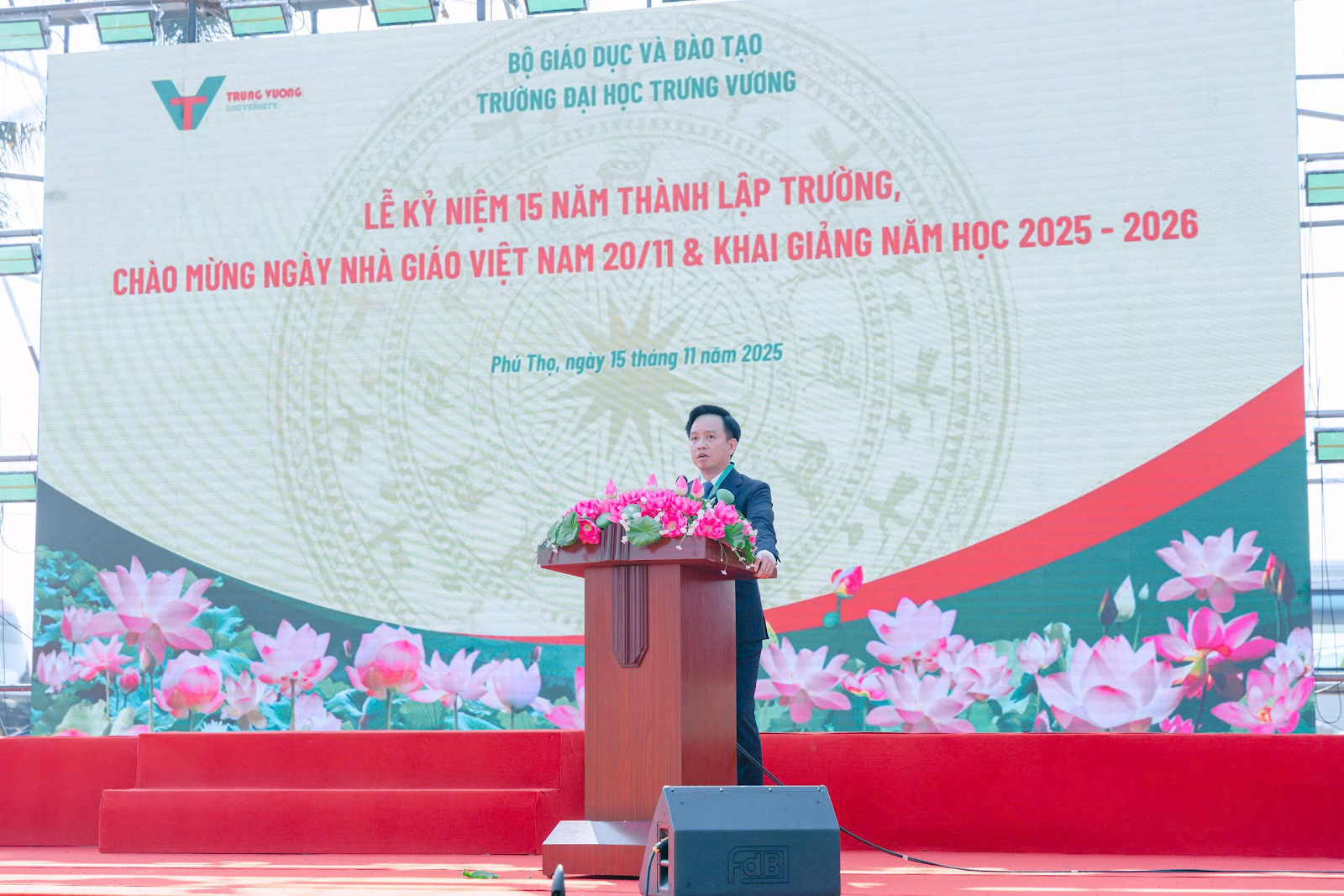 Trường Đại học Trưng Vương: 15 năm Phát triển - Đổi mới - Hội nhập Trường Đại học Trưng Vương: 15 năm Phát triển - Đổi mới - Hội nhập
