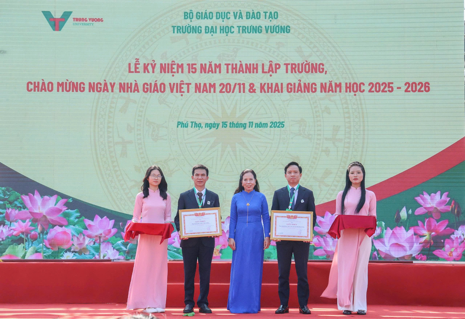 Trường Đại học Trưng Vương: 15 năm Phát triển - Đổi mới - Hội nhập Trường Đại học Trưng Vương: 15 năm Phát triển - Đổi mới - Hội nhập