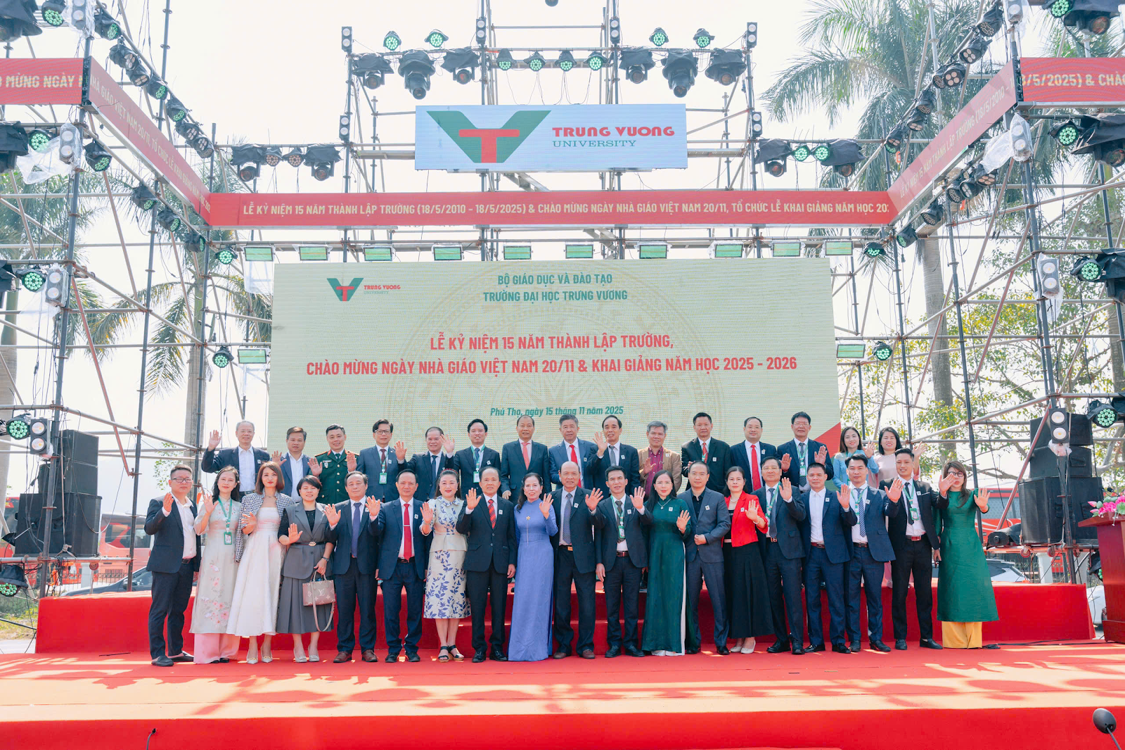 Trường Đại học Trưng Vương: 15 năm Phát triển - Đổi mới - Hội nhập Trường Đại học Trưng Vương: 15 năm Phát triển - Đổi mới - Hội nhập