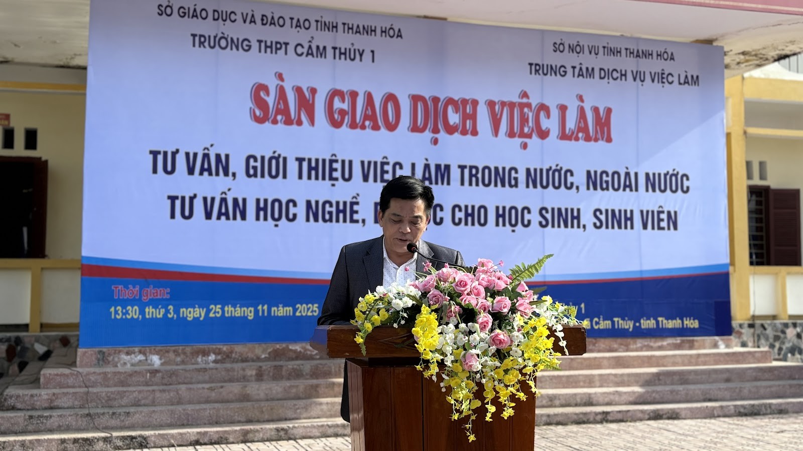 Trung tâm Dịch vụ việc làm Thanh Hóa tổ chức Sàn giao dịch việc làm, mở rộng cơ hội hướng nghiệp cho học sinh THPT Trung tâm Dịch vụ việc làm Thanh Hóa tổ chức Sàn giao dịch việc làm, mở rộng cơ hội hướng nghiệp cho học sinh THPT