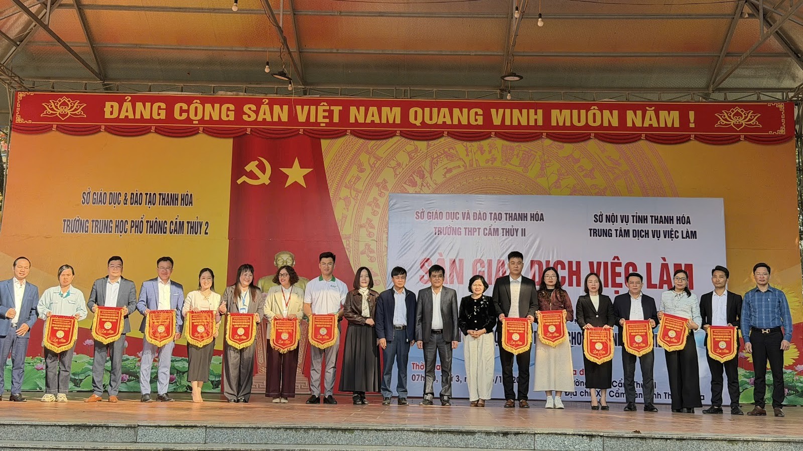 Trung tâm Dịch vụ việc làm Thanh Hóa tổ chức Sàn giao dịch việc làm, mở rộng cơ hội hướng nghiệp cho học sinh THPT Trung tâm Dịch vụ việc làm Thanh Hóa tổ chức Sàn giao dịch việc làm, mở rộng cơ hội hướng nghiệp cho học sinh THPT