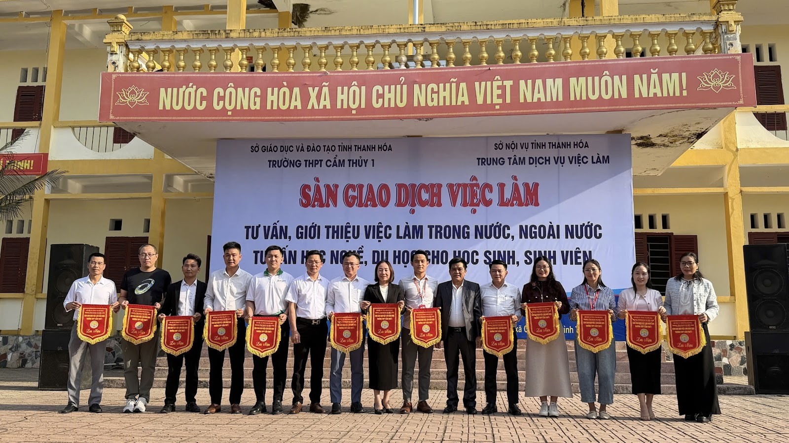 Trung tâm Dịch vụ việc làm Thanh Hóa tổ chức Sàn giao dịch việc làm, mở rộng cơ hội hướng nghiệp cho học sinh THPT Trung tâm Dịch vụ việc làm Thanh Hóa tổ chức Sàn giao dịch việc làm, mở rộng cơ hội hướng nghiệp cho học sinh THPT