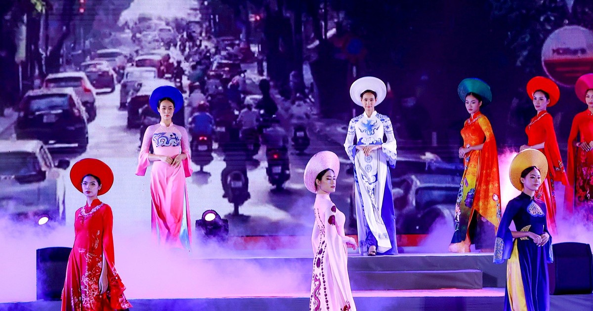 Bộ sưu tập áo dài “Dấu ấn Vàng son” tôn vinh truyền thống và di sản