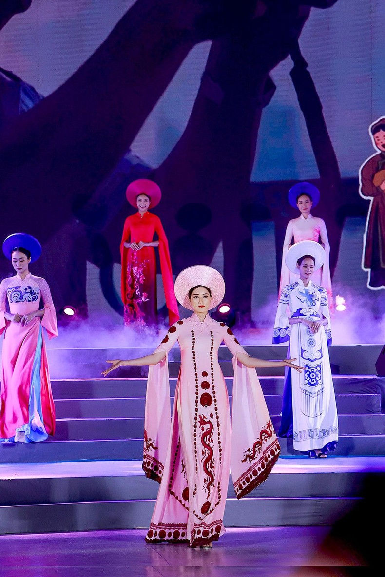 Bộ sưu tập áo dài “Dấu ấn Vàng son” tôn vinh truyền thống và di sản ảnh 10