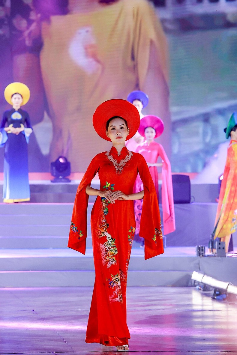 Bộ sưu tập áo dài “Dấu ấn Vàng son” tôn vinh truyền thống và di sản ảnh 11