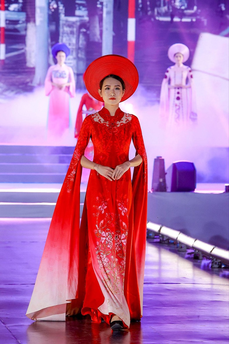 Bộ sưu tập áo dài “Dấu ấn Vàng son” tôn vinh truyền thống và di sản ảnh 5