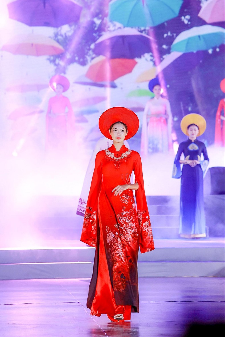 Bộ sưu tập áo dài “Dấu ấn Vàng son” tôn vinh truyền thống và di sản ảnh 8