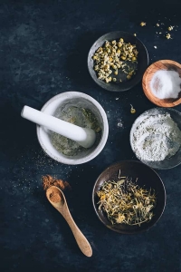 Dùng sữa rửa mặt, mặt nạ từ... đất để da trắng đẹp như trứng gà bóc