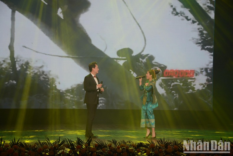 Chương trình nghệ thuật đặc biệt “Tình Việt-Lào” Chương trình nghệ thuật đặc biệt “Tình Việt-Lào” ảnh 1