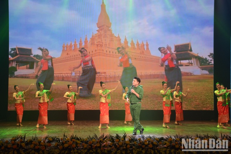 Chương trình nghệ thuật đặc biệt “Tình Việt-Lào” Chương trình nghệ thuật đặc biệt “Tình Việt-Lào” ảnh 2