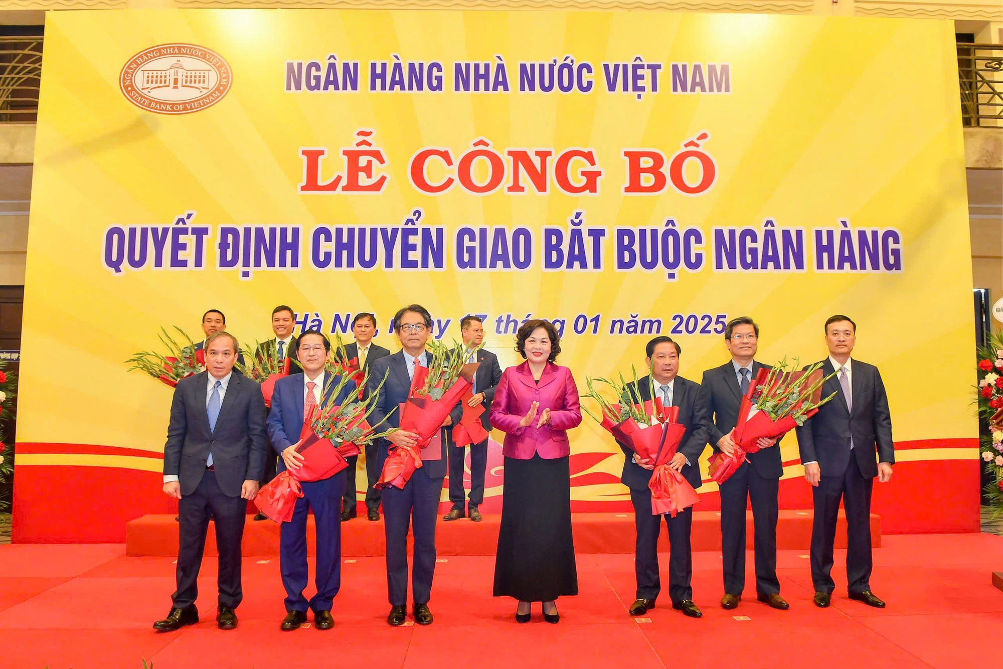 Chuyển giao bắt buộc thêm 2 ngân hàng thương mại