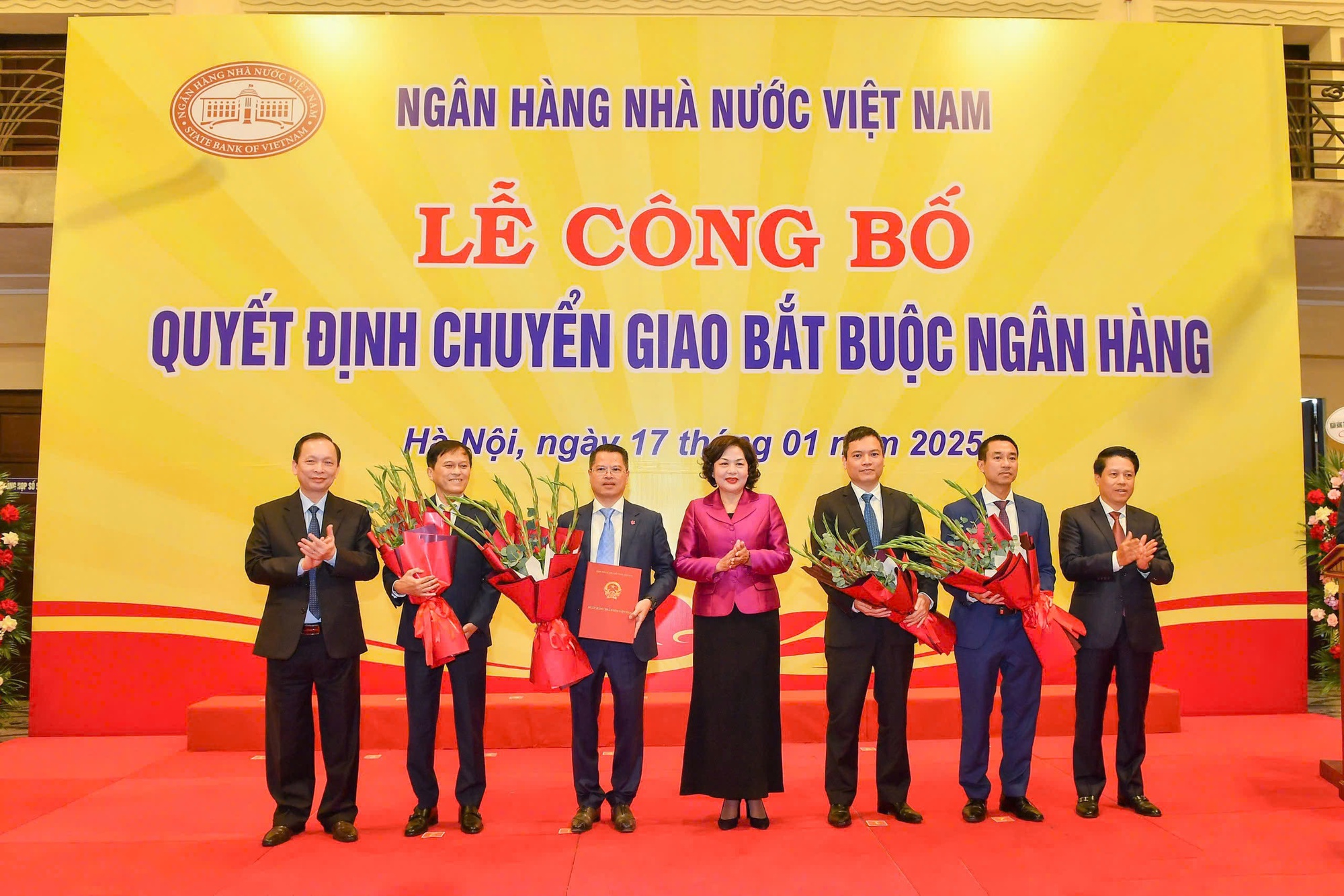 Chuyển giao bắt buộc thêm 2 ngân hàng thương mại