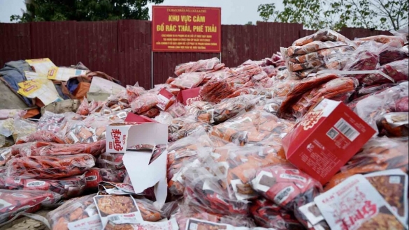 Công an vào cuộc điều tra vụ đổ hàng tấn bánh kẹo ra bãi rác ở xã La Phù