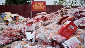 Công an vào cuộc điều tra vụ đổ hàng tấn bánh kẹo ra bãi rác ở xã La Phù