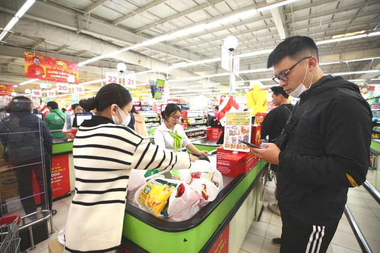 Ứng phó với áp lực lạm phát gia tăng Giá hàng hóa trên thế giới ở mức cao sẽ ảnh hưởng đến sản xuất của các doanh nghiệp và giá hàng hóa tiêu dùng trong nước. Ảnh: Lê Tiên