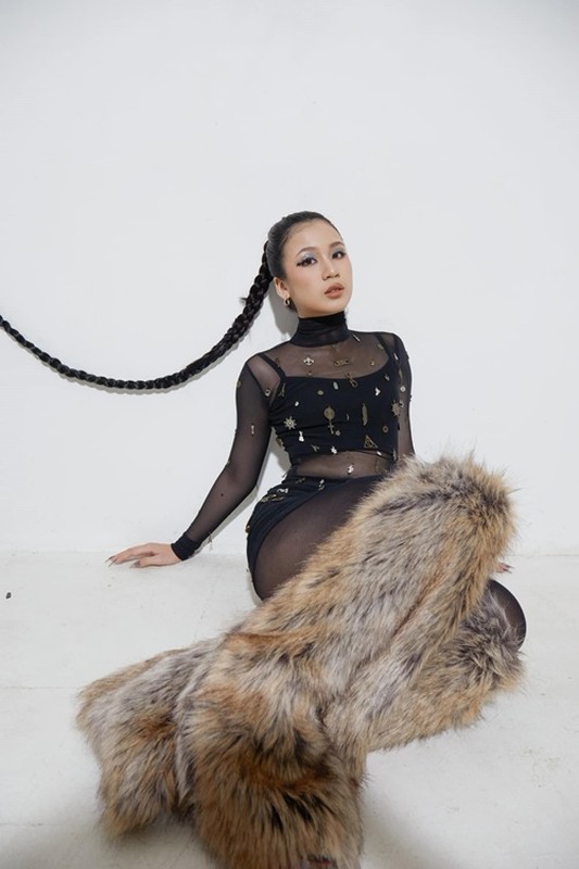 Con gái Lưu Thiên Hương tuổi 20 sắc vóc gợi cảm, nhảy giỏi