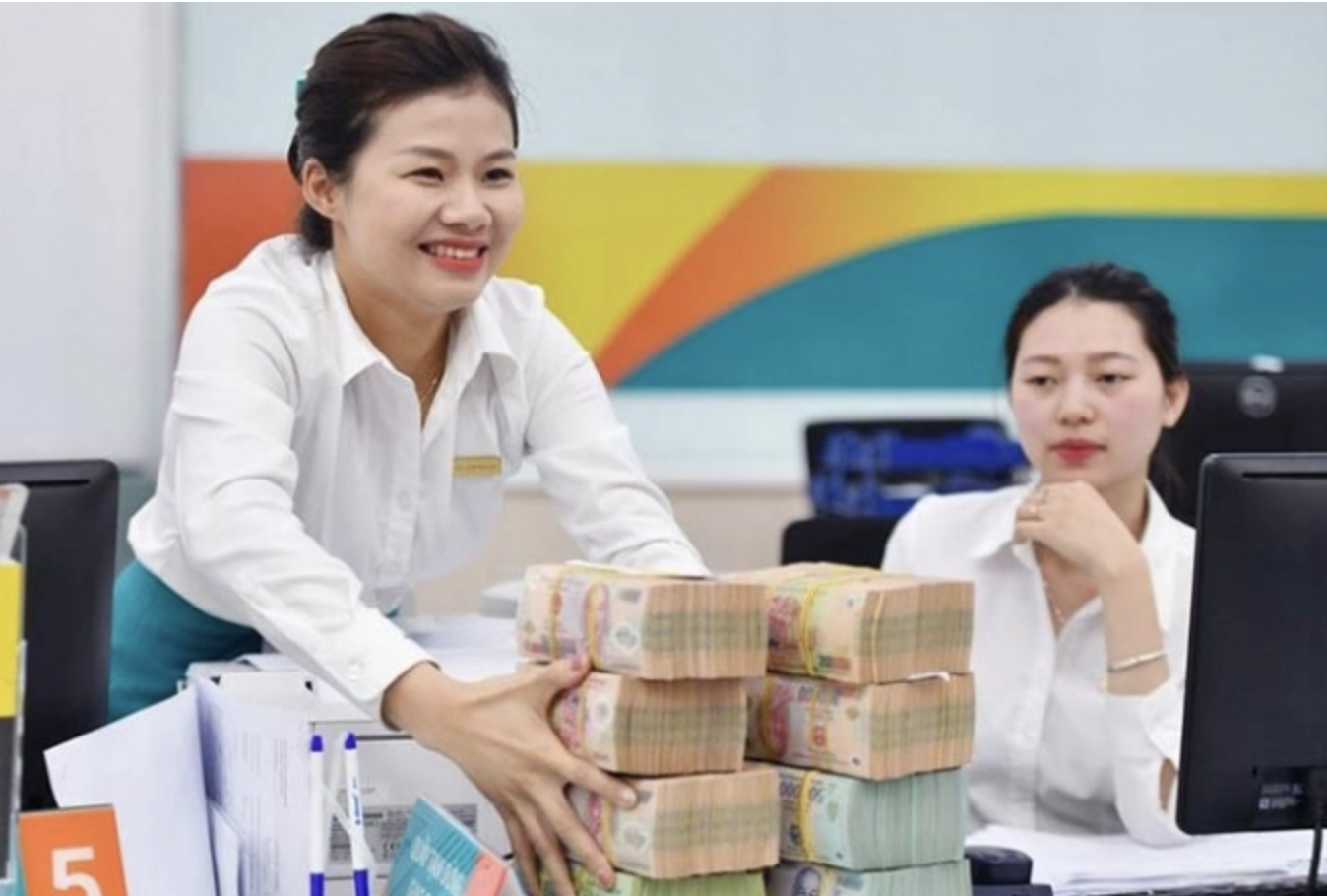 Ngăn chặn lãi suất leo thang: Ngân hàng đối mặt với bài toán lợi nhuận Ngăn chặn lãi suất leo thang: Ngân hàng đối mặt với bài toán lợi nhuận