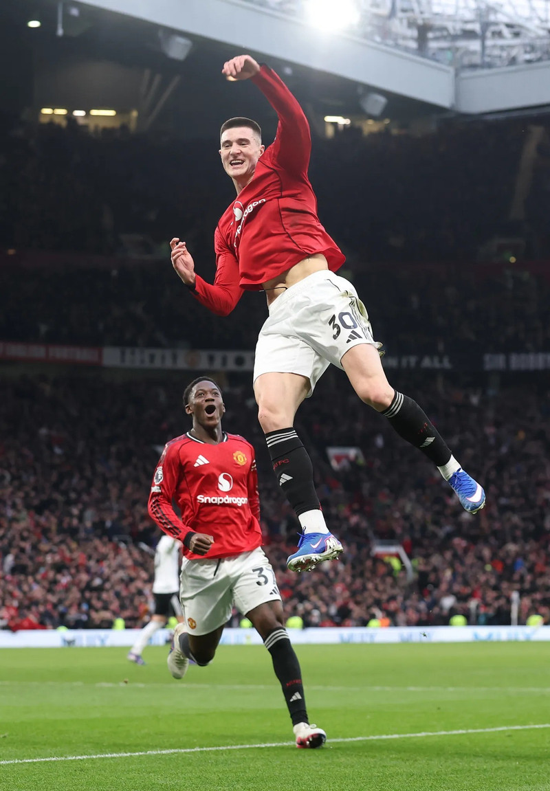 Man Utd thắng kịch tính, đòi lại vị trí dự Champions League