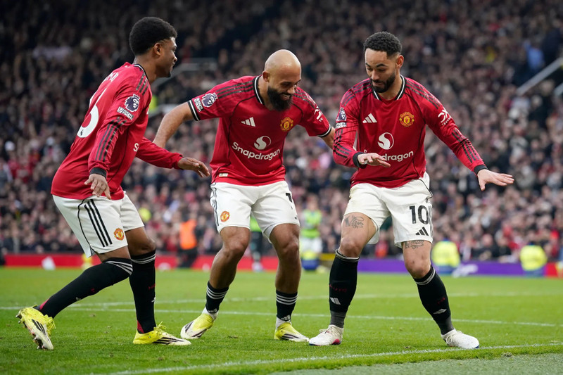 Man Utd thắng kịch tính, đòi lại vị trí dự Champions League