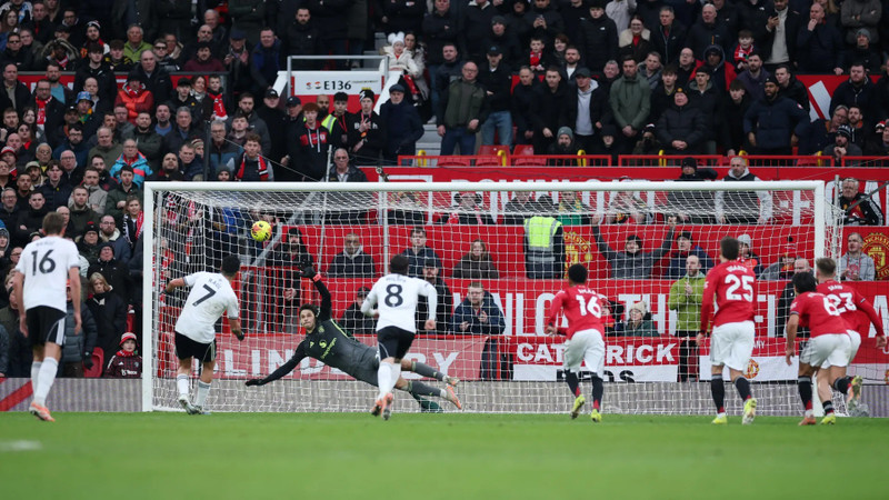 Man Utd thắng kịch tính, đòi lại vị trí dự Champions League