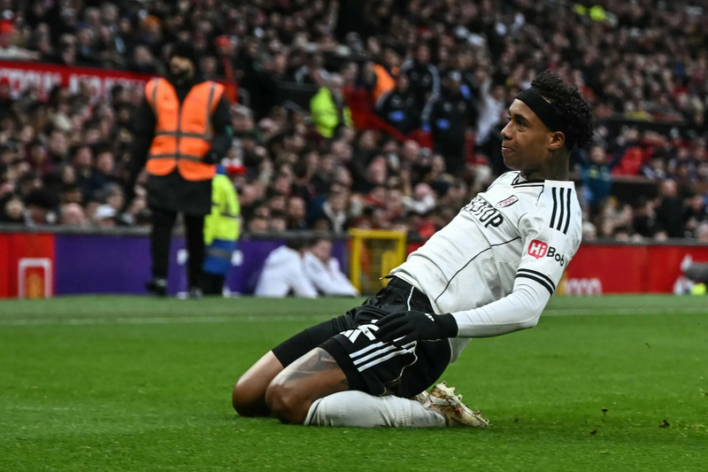 Man Utd thắng kịch tính, đòi lại vị trí dự Champions League