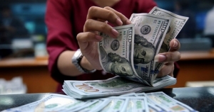 USD dư thừa, nhà điều hành hoán đổi ngoại tệ để kiềm chế lãi suất