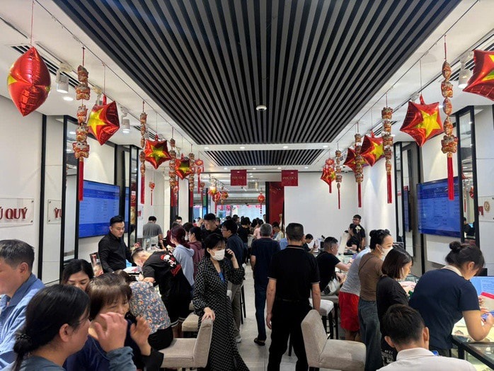 Gom bạc đợi "sóng" - Kênh đầu tư mới của người Việt Gom bạc đợi "sóng" - Kênh đầu tư mới của người Việt