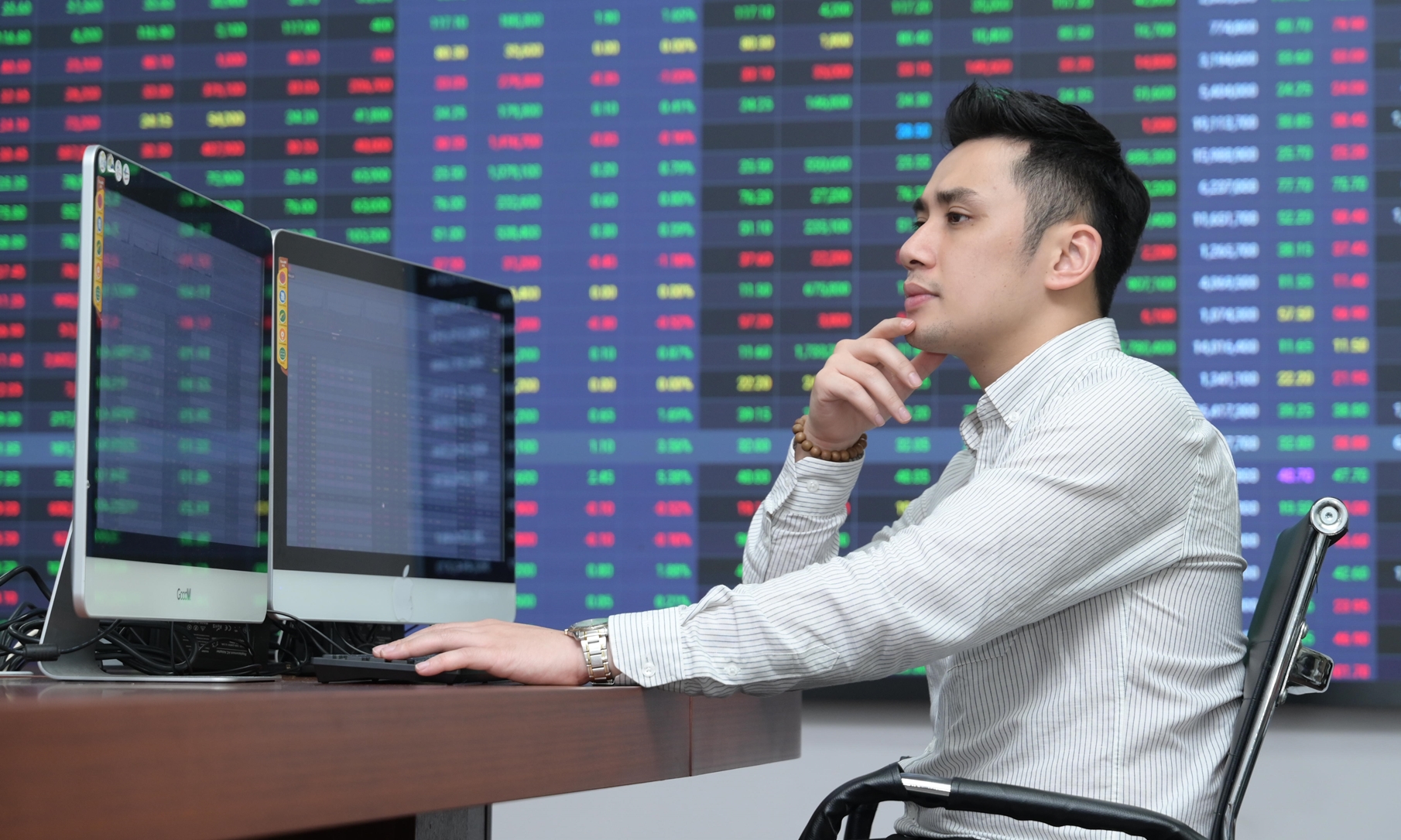 Cổ phiếu tăng mạnh: VIC vọt lên nhờ hiệu ứng Vinpearl, BCG và TCD chìm sâu Cổ phiếu tăng mạnh: VIC vọt lên nhờ hiệu ứng Vinpearl, BCG và TCD chìm sâu