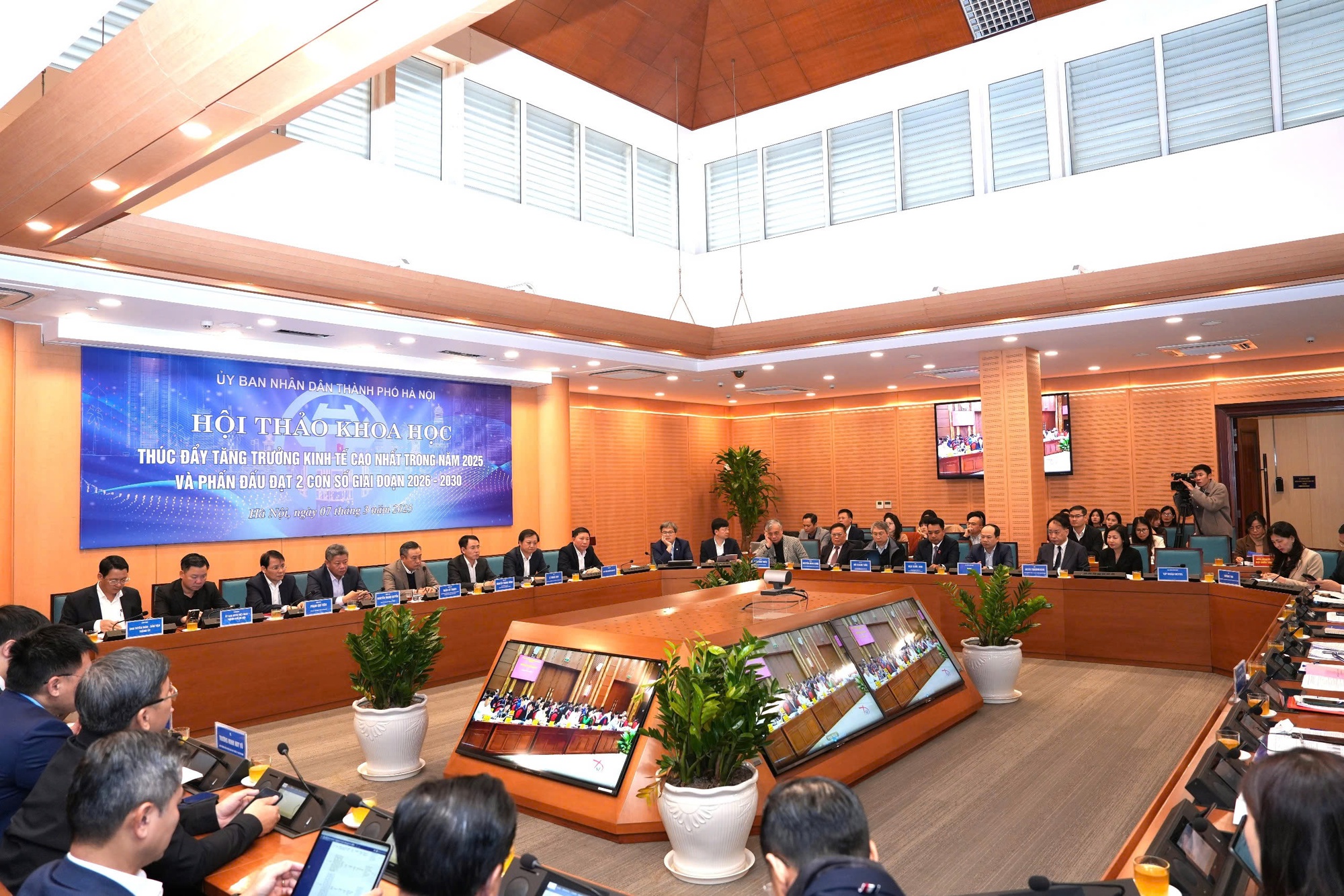 Hà Nội cùng các chuyên gia họp bàn giải pháp tăng trưởng cao nhất Hà Nội cùng các chuyên gia họp bàn giải pháp tăng trưởng cao nhất