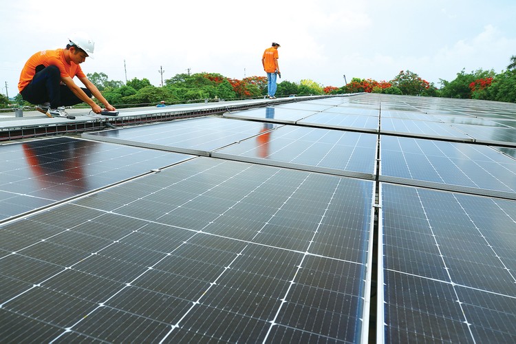 Thúc đẩy doanh nghiệp đầu tư vào năng lượng xanh Các dự án điện năng lượng tái tạo, điện năng lượng mới sẽ được hưởng nhiều cơ chế ưu đãi, hỗ trợ phát triển. Ảnh: Lê Tiên