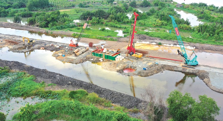 Nặng nỗi lo thiếu vật liệu xây dựng Nhiều dự án, gói thầu đang chậm tiến độ do thiếu vật liệu xây dựng. Ảnh minh họa: Tiên Giang