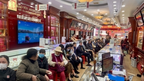 1 giờ xếp hàng mua được nửa chỉ vàng