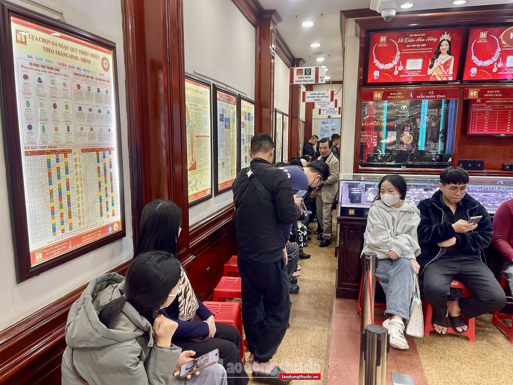 Rồng rắn xếp hàng mua nửa chỉ vàng khi giá vàng chạm mốc 100 triệu Rồng rắn xếp hàng mua nửa chỉ vàng khi giá vàng chạm mốc 100 triệu